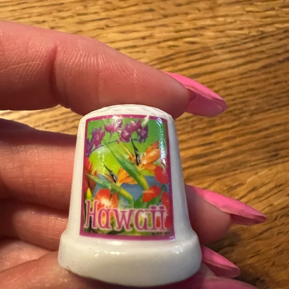 Hawaii Souvenir State Porcelain Thimble w/ Hila theme